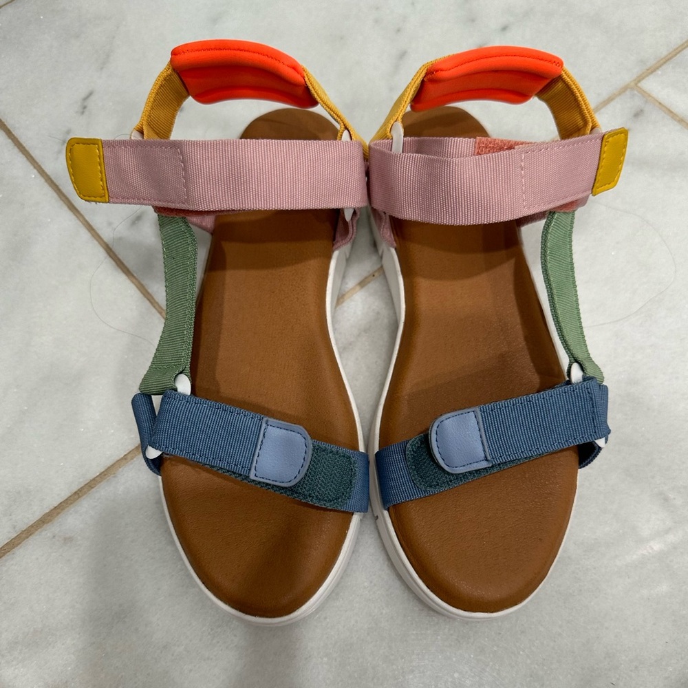 Women’s multi colored Sandals in size 7 LIKE NEW